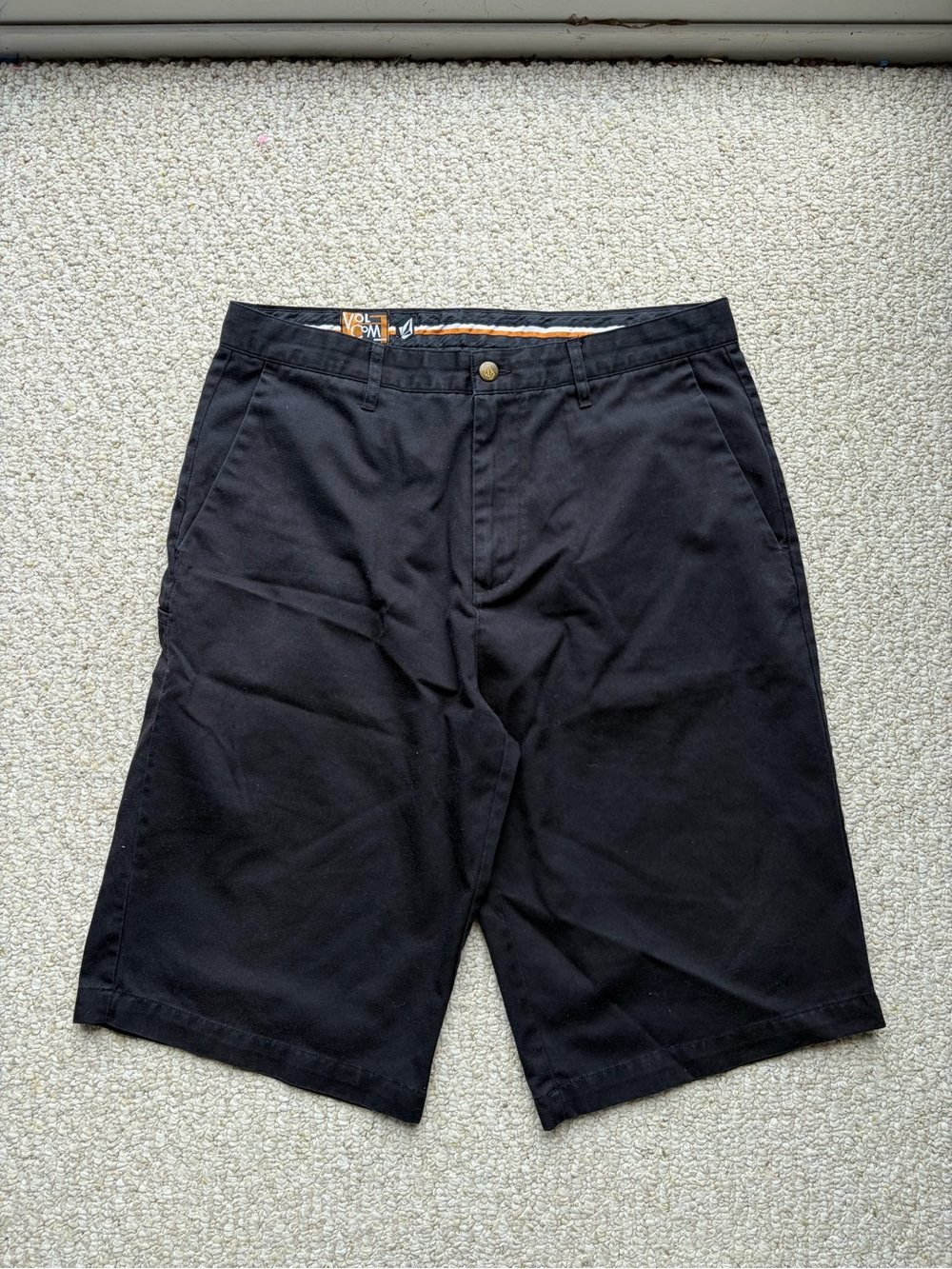 Volcom baggy Men's Black jorts Chino Shorts. Back pocket detail.